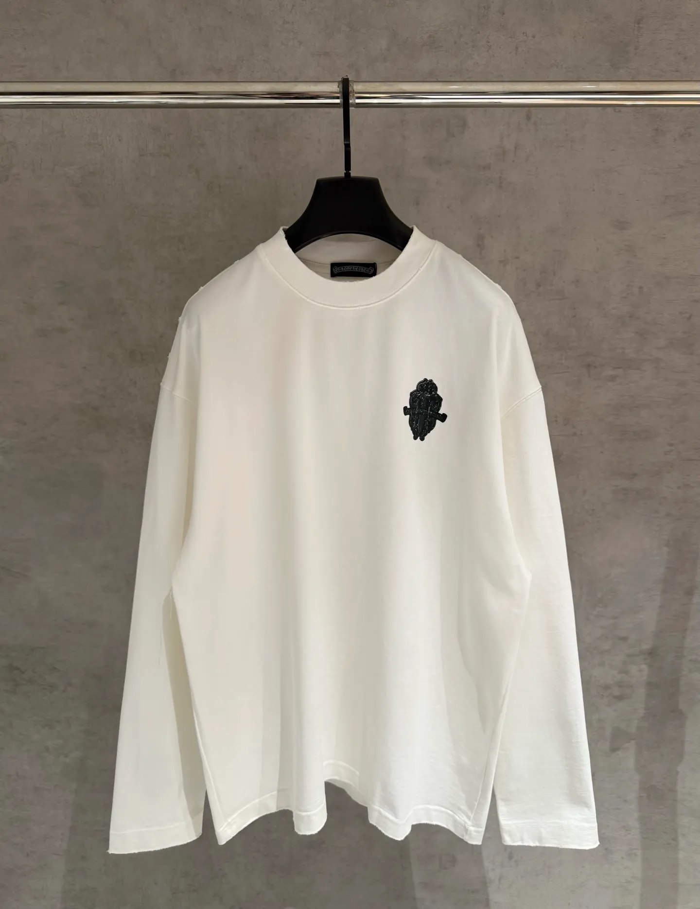 🅿️330 [Strict quality control] CH Crow's popular heavyweight long-sleeved sweatshirt T-shirt. Heavy 340g double yarn fabric. Digital direct printing on the front and back. Wash the whole garment twice. Frayed and torn on all four sides. Heavy fabric. The neckline is made of icy Salona. Loose fit. Deep, wide and stylish. No deformation or shrinkage. 2 colors: black and white. Size: M-2xl
